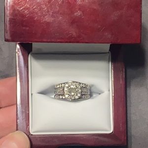 Wedding set!! Like new appraisal isn’t including two bands which are attached.